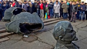 КТО И ЗАЧЕМ ПРИДУМАЛ ДРАПИРОВАТЬ МАВЗОЛЕЙ В ДЕНЬ ПОБЕДЫ. ЕВГЕНИЙ СПИЦЫН.