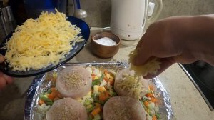 рыбные медальоны под сыром на овощной подушке