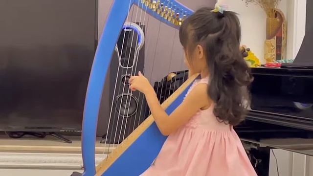 Minuet in A by Bach смотреть онлайн