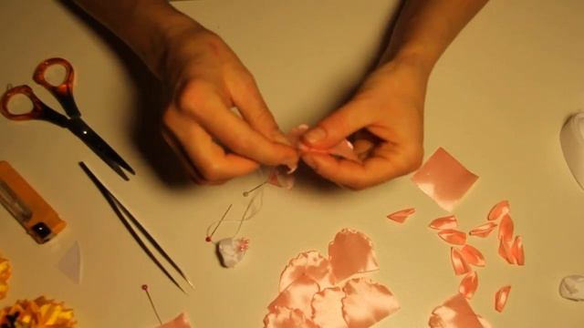 Цветочек на резинке из атласных лент с тычинками. смотреть онлайн