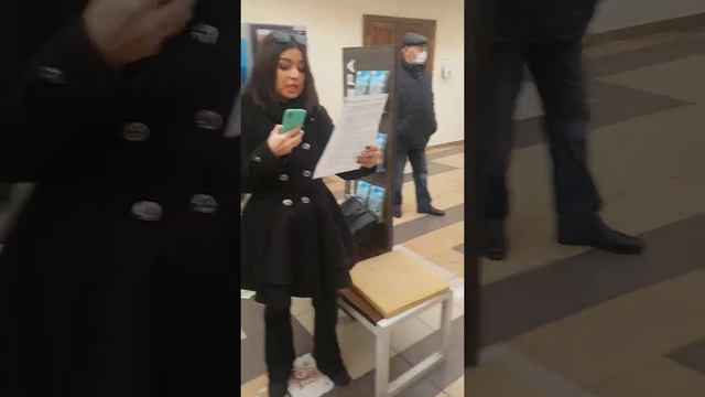 В Нижнекамске антипрививочники «захватили» ТЦ и отменили QR-коды смотреть онлайн