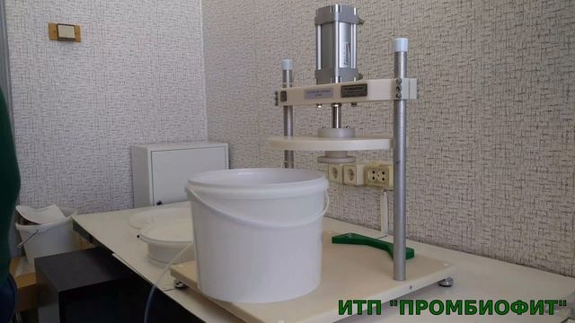 Как закрывать 10л вёдра пластиковыми крышками. УУ-4ПН смотреть онлайн