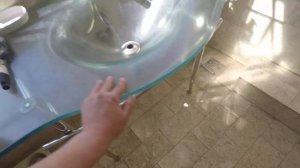 Стеклянная раковина в ванной