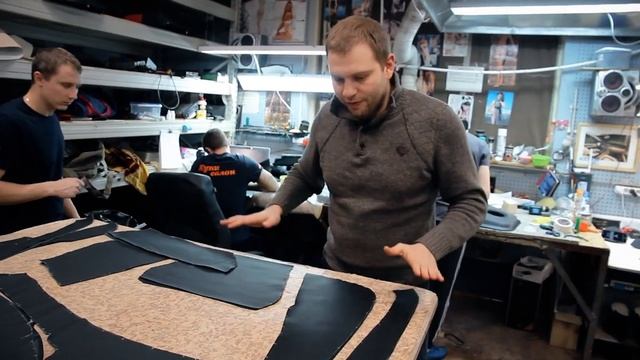 Как перетягивать твердые поверхности в кожу _Дверные карты Mercedes G [ПЕРЕТЯЖКА ПЛАСТИКА 2022]