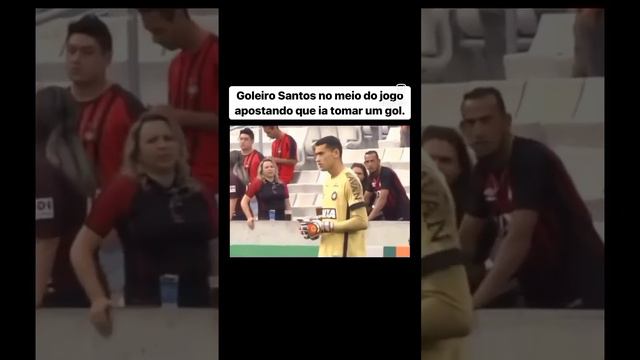 Goleiro Santos do Flamengo com celular dentro de campo