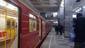 Отправление в тупик поезда "Красная стрела" 81-714.5М на станции метро Сокольники.