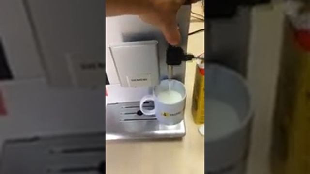 Siemens EQ.5 приготування капучіно смотреть онлайн