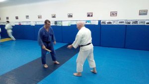 Вариант защиты от атаки: захват и удар ножом.