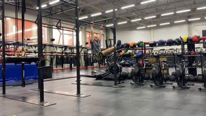 Уголок в висе на перекладине