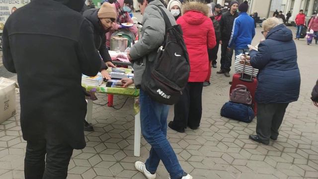 Одесса вокзал раздача еды 28.02.2022. Люди делятся чем могут.