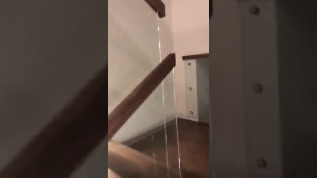 Лестница на косоуре и перила из стекла