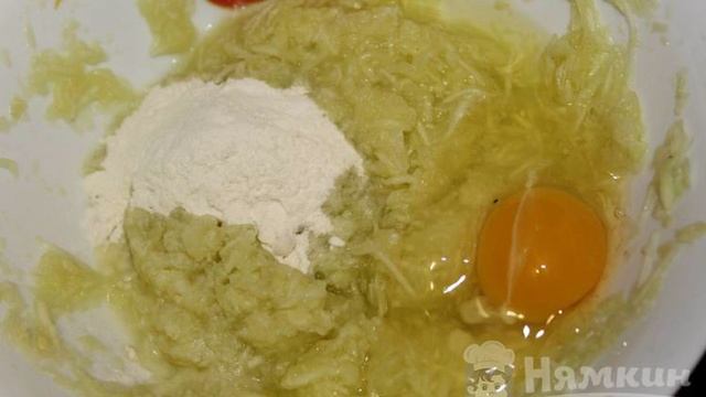 Горячие кабачковые бутерброды с колбасой  на сковороде