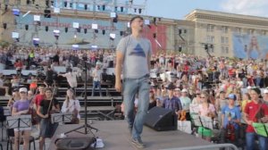 Дирижёр отжигает)