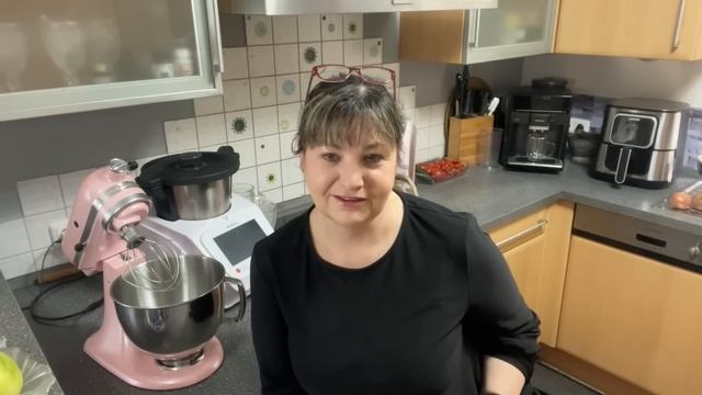 Сегодня день рождения у Володи!что приготовила?бисквитный рулет,баранина с картошкой,просто и вкусн смотреть онлайн