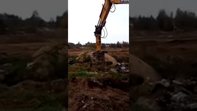 Демонтаж гидромолотом установленным на экскаватор-погрузчик смотреть онлайн