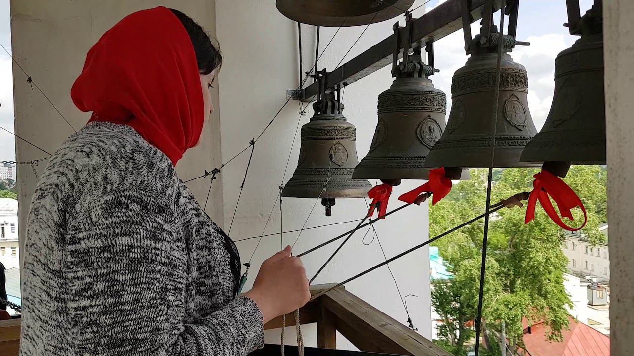 Звонарь Галина Максименко на колокольне храма свт.Алексия митр.Московского в Рогожской слободе