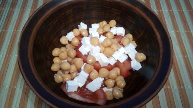 Салат из помидоров с нутом и брынзой