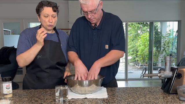 МЫ СДЕЛАЛИ ГИГАНТСКУЮ КОЛБАСУ в 10 РАЗ ВКУСНЕЕ чем в магазине смотреть онлайн