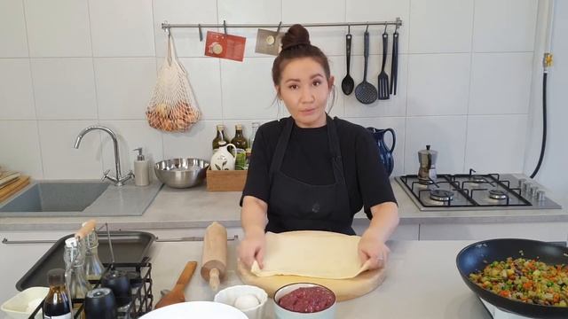 Мясной пирог из слоеного теста. Хрустящая корочка и много сочной начинки из фарша.