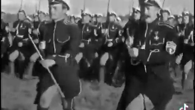 "-Красиво идут! -Интеллигенция!" Каппелевцы красиво маршируют. Россия – Сила!???? (360p)