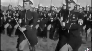 "-Красиво идут! -Интеллигенция!" Каппелевцы красиво маршируют. Россия – Сила!???? (360p)