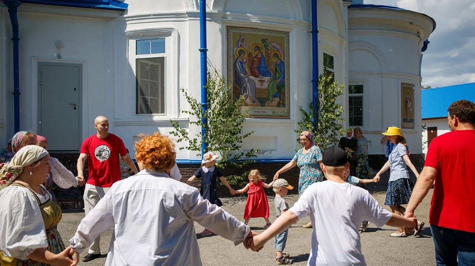 Праздничная Божественная литургия в Свято-Троицкой церкви г. Томска в день престольного праздника.