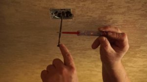 Можно ли браться голой рукой за "фазу"