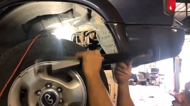 1999 Infiniti QX4 cómo cambiar los amortiguadores de atrás. смотреть онлайн