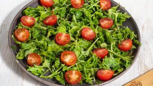 Cалат с рукколой помидорами черри и моцареллой