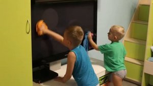 Дети убираются дома