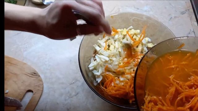 Салат с корейской морковью и кальмарами смотреть онлайн