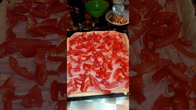 Муж готовит пиццу. смотреть онлайн