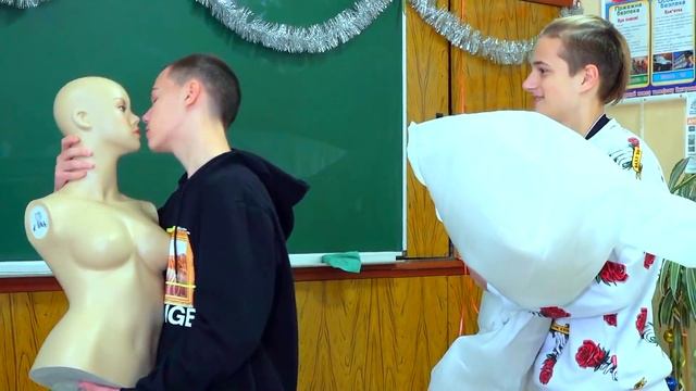 ЛЯЛЯ и ЛЁЛЯ ТЕПЕРЬ СЕСТРИЧКИ?)НОВЕНЬКАЯ В КЛАССЕ!! смотреть онлайн