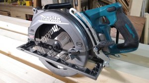 Самая большая аккумуляторная циркулярка Makita RS002GZ.