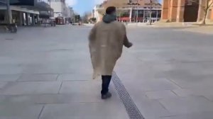 Проповедник во вретище на пустынной улице 2020 года.