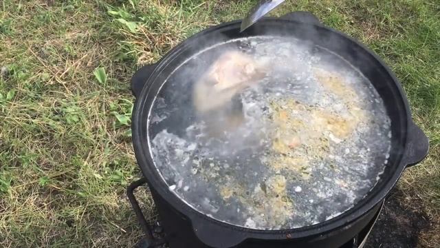 Гороховый суп с бараниной и копчеными ребрышками на дровах в казане смотреть онлайн