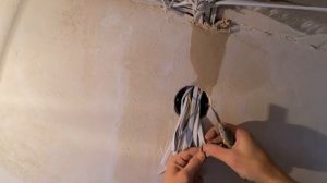 Зачистка проводов. снятие изоляции. Распред Коробка.