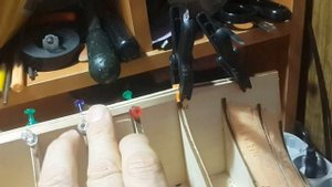 Начало обшивки нижней части модели парусного корабля "12 апостолов"