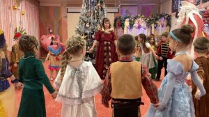 Песня-игра с Дедом Морозом "Мимо сосен, мимо елей ходит Дедушка Мороз!" Группа №11 "Почемучки"