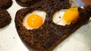 Адриан и Света готовят Майнкрафт завтрак - Яйцо в хлебе