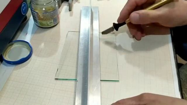 Режем стекло по линейке.