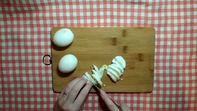 Зелёный салат с майонезом.