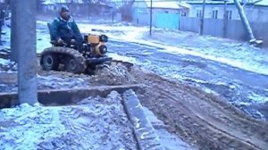 Самодельный гусеничный минитрактор в деле