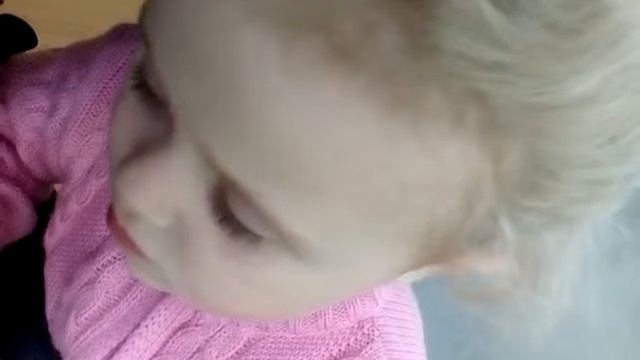 Прикол! Ребенок спит стоя смотреть онлайн