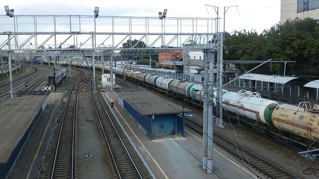 Электропоезд ЭП3Д-0057 прибыл в сцепке с другим ЭП3Д + ВЛ80С-1994/1968Б с грузовым составом. смотреть онлайн