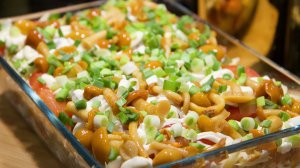 СЛОЕНЫЙ САЛАТ "КАПРИЗ"! Очень вкусно и сытно | ЭТО ПРОСТО
