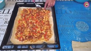 Вкусный пирог с картошкой и курицей из слоеного дрожжевого теста. Съедается без остатка!