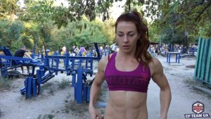 Очень гибкая и сильная девушка / уличная тренировка