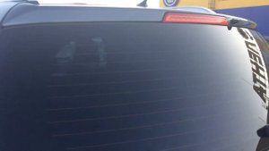 Видеорегистратор VIOFO A119 на заднем стекле автомобиля