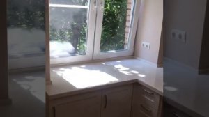 Маленькая кухня со столешницей в подоконник